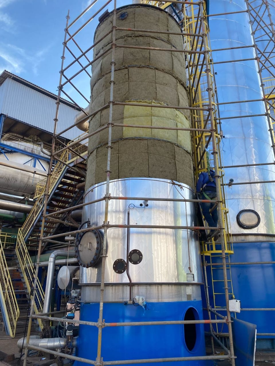 Coluna industrial recebendo isolamento térmico em lã de rocha